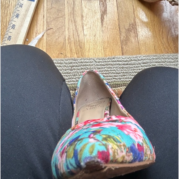 Vince Camuto size 8 floral fabric high heels. 4 inch/closed toe. Beautiful shoes - Picture 13 of 13